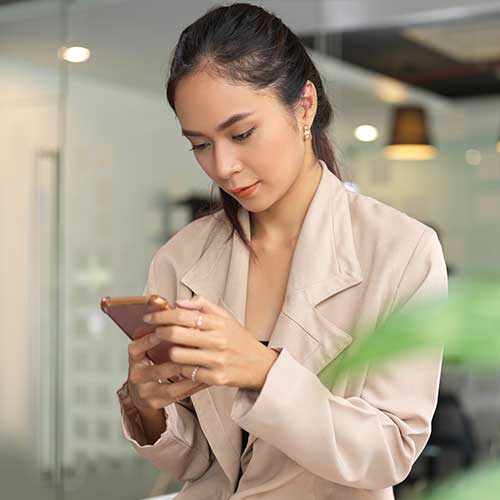 business-women-using-mobile
